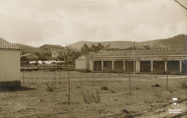 Escoles nacionals amb la façana de Can Torres al fons