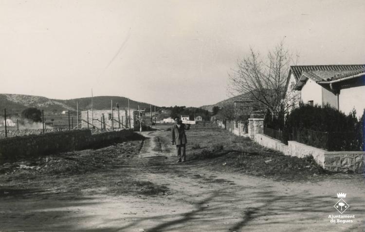 Carrer de Begues amb una casa en construcció