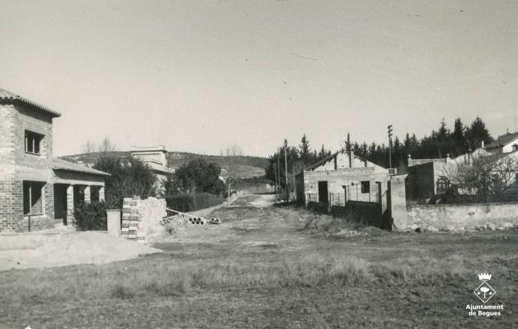 Carrer de Begues amb diverses cases en procés de construcció