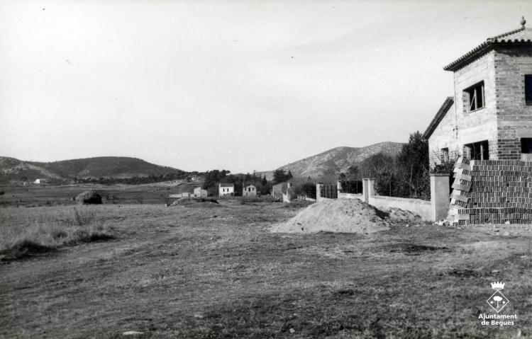 Carrer de Begues amb una casa en construcció