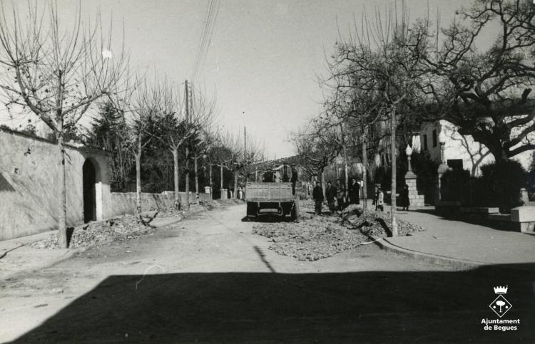 Obres de pavimentació davant la plaça Camilo Riu