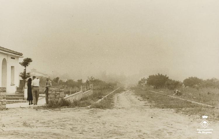 El carrer Major un dia de boira