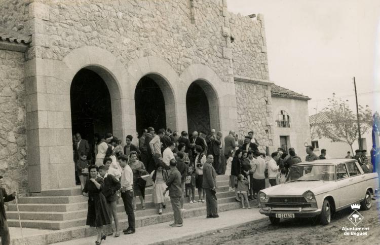 Personalitats davant de l'església parroquial