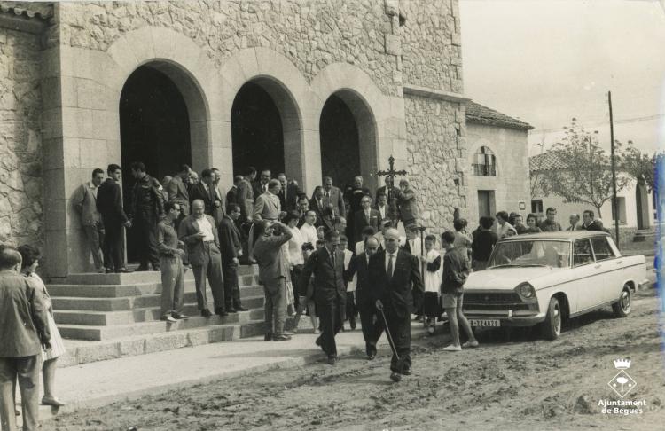 Personalitats davant de l'església parroquial