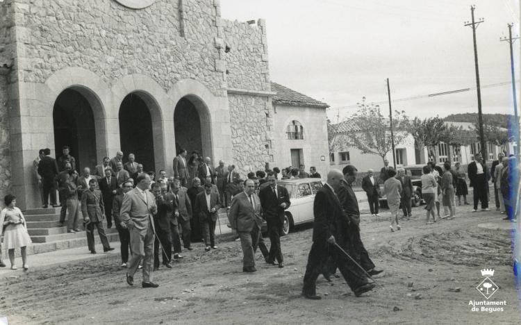 Personalitats davant de l'església parroquial