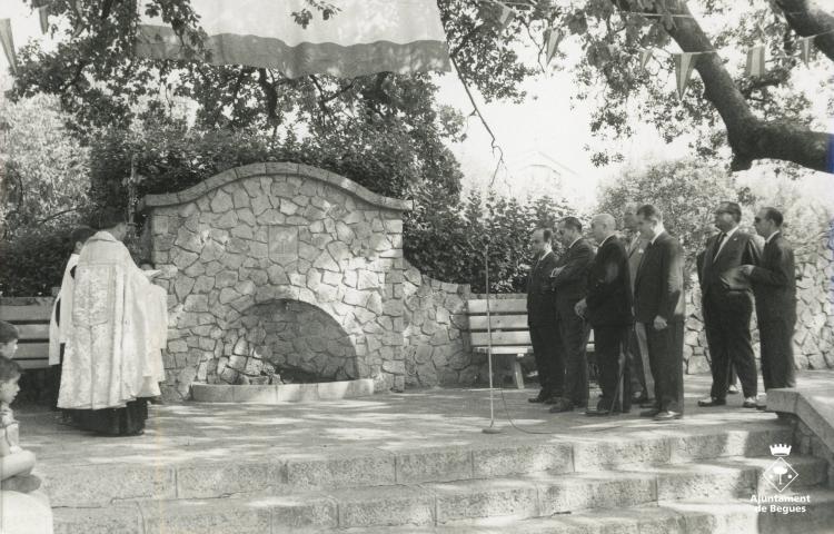 Inauguració de la font a la plaça Camilo Riu