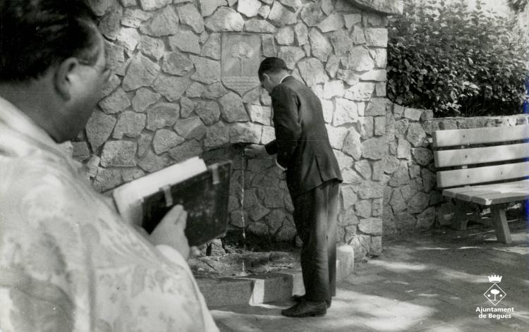 Inauguració de la font a la plaça Camilo Riu