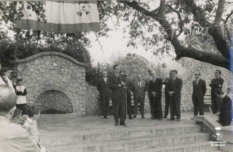 Inauguració de la font a la plaça Camilo Riu