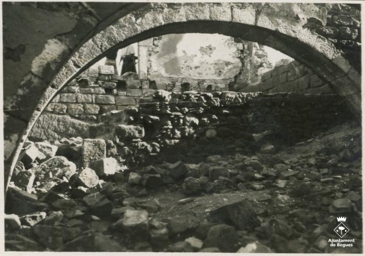 Arc i escales del Castell d'Eramprunyà