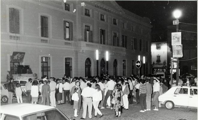 Ciutadans a la plaça de Sant Roc esperant el resultat de les eleccions municipals de l'any 1987. Sabadell