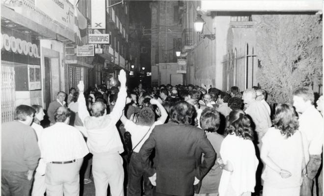 Ciutadans davant la seu del partit d'Iniciativa per Catalunya Verds al carrer de la Rosa de Sabadell