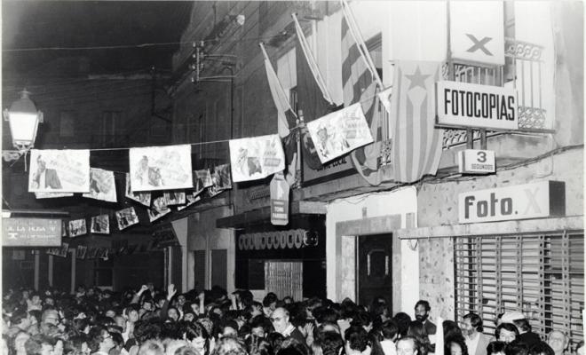 Ciutadans davant la seu del partit d'Iniciativa per Catalunya Verds al carrer de la Rosa de Sabadell