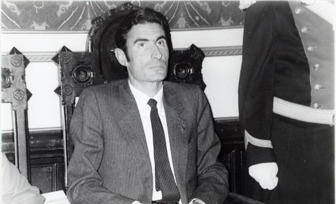 Constitució del nou consitori després de les eleccions del 1983. Presa de possessió de l'alcalde Antoni Farrés. Sabadell