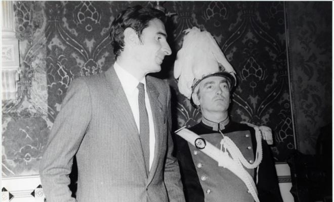 Constitució del nou consitori després de les eleccions del 1983. Presa de possessió de l'alcalde Antoni Farrés. Sabadell
