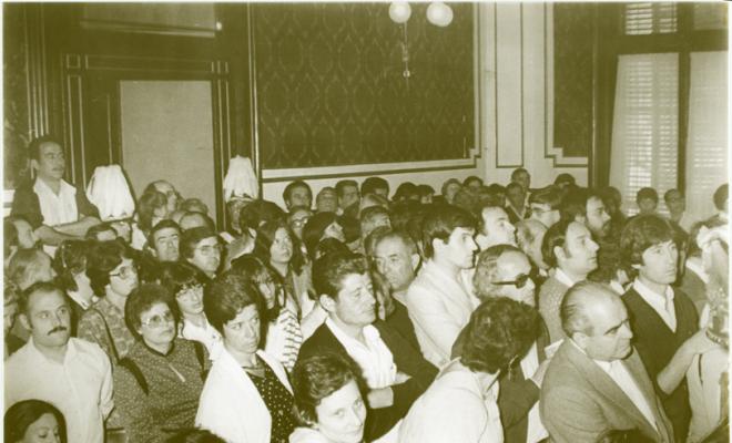 Públic assistent a l'acte de presa de possessió del nou govern resultant de les eleccions municipals del maig de 1983. Sabadell