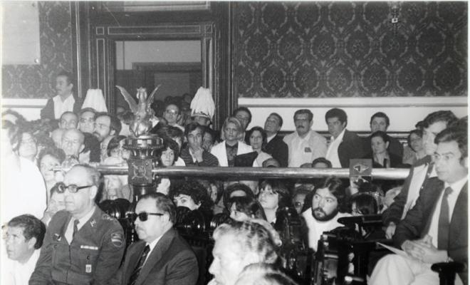 Públic assistent a l'acte de presa de possessió del nou govern resultant de les eleccions municipals del maig de 1983. Sabadell