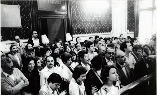 Públic assistent a l'acte de presa de possessió del nou govern resultant de les eleccions municipals del maig de 1983. Sabadell