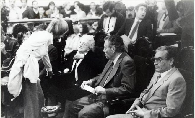 Públic assistent a l'acte de presa de possessió del nou govern resultant de les eleccions municipals del maig de 1983. Sabadell