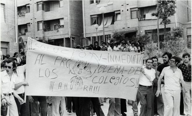 Manifestació veïns de Can Deu per una problemàtica escolar. Sabadell