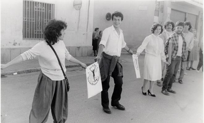 Cadena humana anomenada Colom de la pau