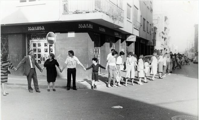 Cadena humana anomenada Colom de la pau