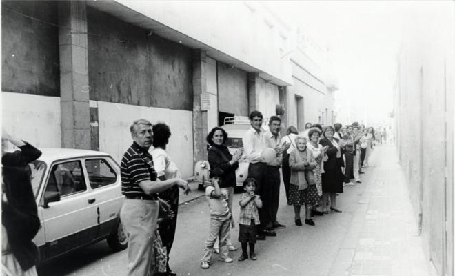 Cadena humana anomenada Colom de la pau