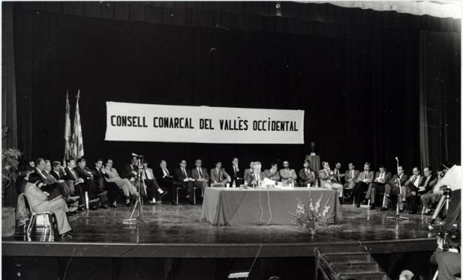 Acte de constitució del primer Consell Comarcal del Vallès Occidental al Teatre Municipal La Faràndula. Sabadell