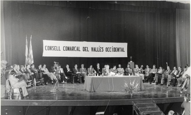 Acte de constitució del primer Consell Comarcal del Vallès Occidental al Teatre Municipal La Faràndula. Sabadell