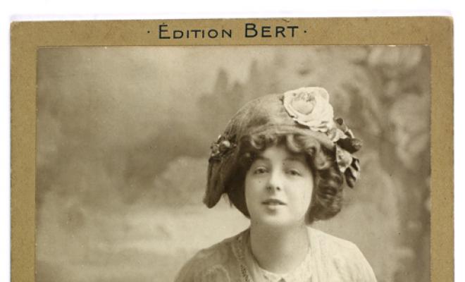 Retrat d'estudi de l'actriu francesa Marthe Régnier. París.