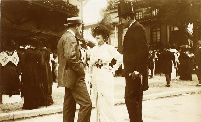 Pau Maria Turull Fournols (dreta) conversant durant una festa d'etiqueta al balneari de Vrigny (França).