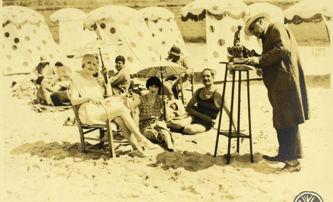 Grup d'homes i dones a la platja. França (?)