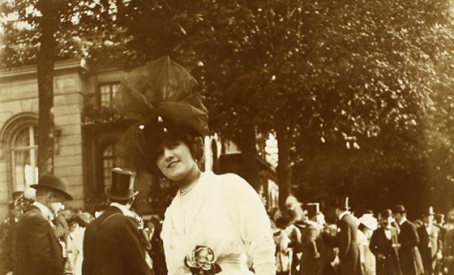 Dona vestida elegantment durant una festa d'etiqueta al balneari de Vrigny (França).