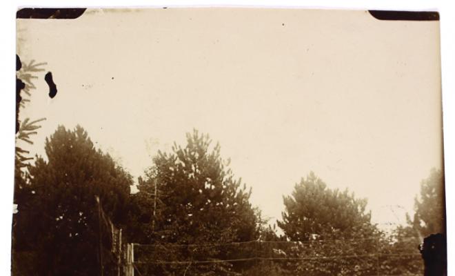 Dues nenes en una pista de tennis. Divonne-les-Bains (França).