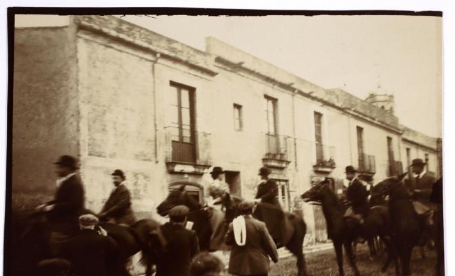 Genets a cavall per un carrer de Sabadell.