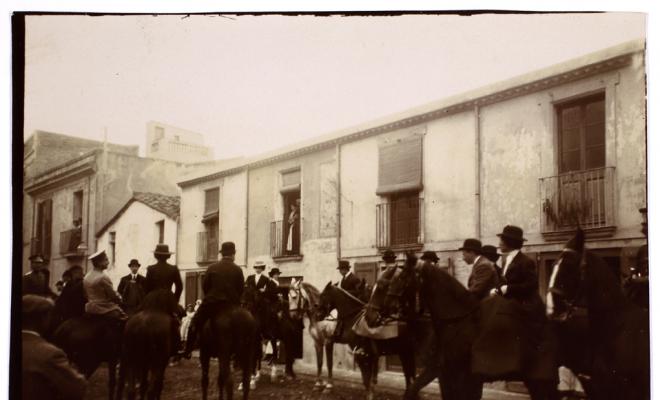 Genets a cavall per un carrer de Sabadell.