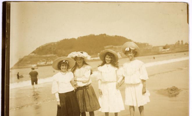 Quatre noies a la platja de la Concha. San Sebastià (País Basc).