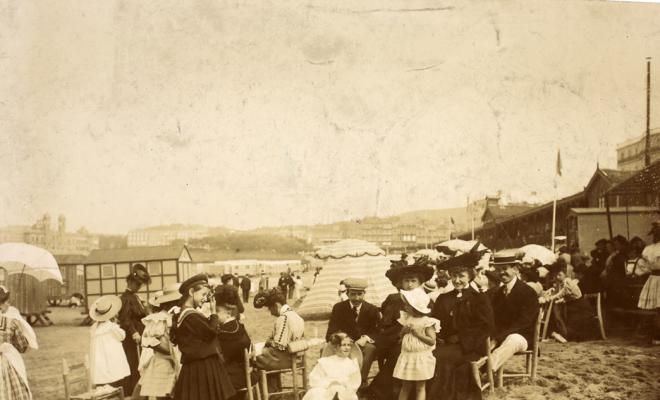 Grup d'homes, dones i infants a la platja de la Concha. San Sebastià (País Basc).