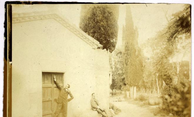 Dos homes davant d'una casa. Bosc de Can Feu. Sabadell (?)