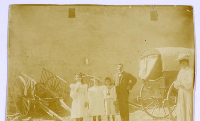 Pau Maria Turull Fournols acompanyat de tres infants i una dona. Al fons un carro i una tartana. S.l.
