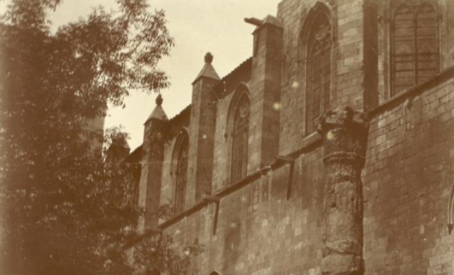 Pau Maria Turull Fournols davant la façana de la capella gòtica de Santa Àgata. Plaça del Rei de Barcelona.