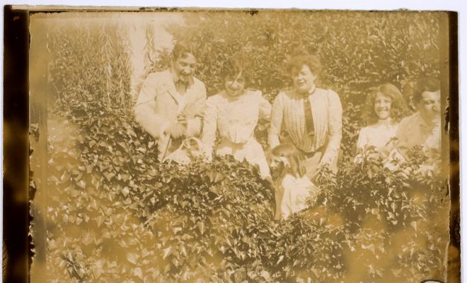 Retrat de grup en un jardí. Família Turull (?). S.l.
