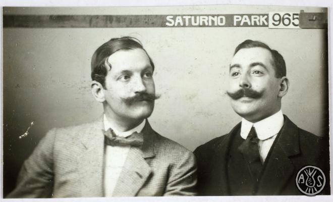 Retrat de Pau Maria Turull Fournols (esquerra) i home sense identificar. Saturno Park de Barcelona.