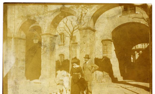 Pau Maria Turull Fournols amb una dona i un nen. Abadia de Montserrat.