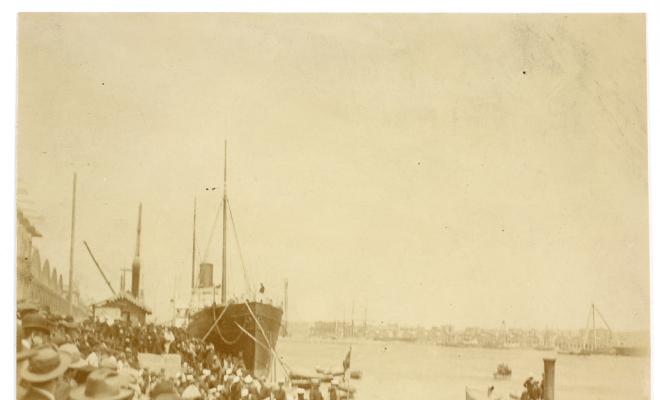Multitud davant d'un vaixell a punt de salpar. S.l.