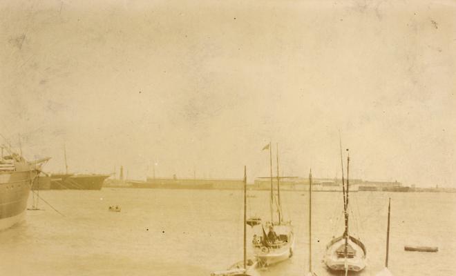 Barques i vaixells amarrats en un port. S.l.