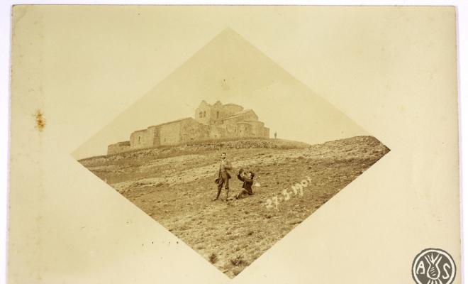 Dos homes amb el monestir de Sant Llorenç del Munt al fons.