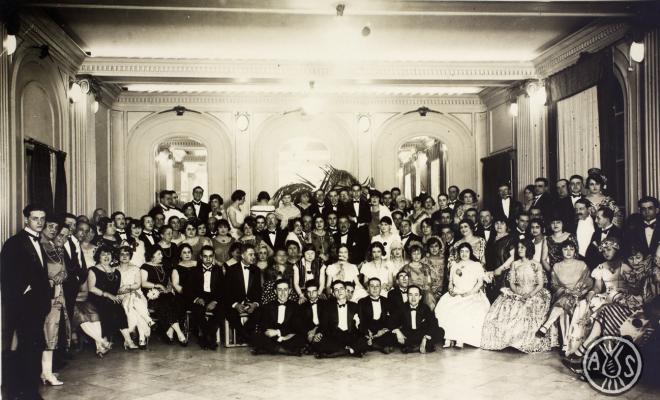 Retrat de grup durant un sopar de gala. S.l.
