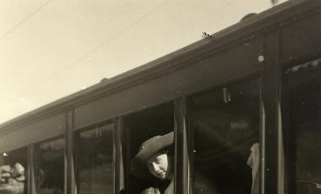 Dona i nen mirant per la finestra d'un tren. Saint Moritz (Suïssa).