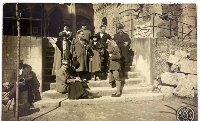 Retrat de grup. Assegut Pau Maria Turull Fournols. Claustre gòtic de Montserrat (?).