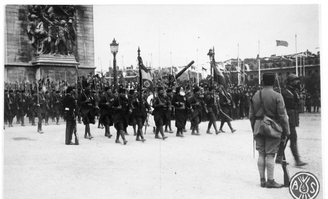 Desfilada militar en motiu de les Festes de la Victòria, festa nacional francesa. París (?). Edició postal.
